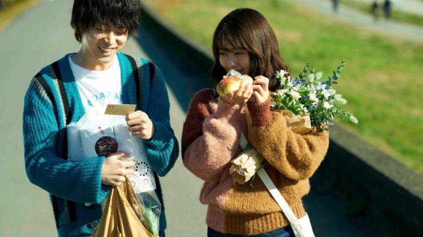 花束般的恋爱|《花束般的恋爱》是一部两个人的电影，也是一部一个人的电影