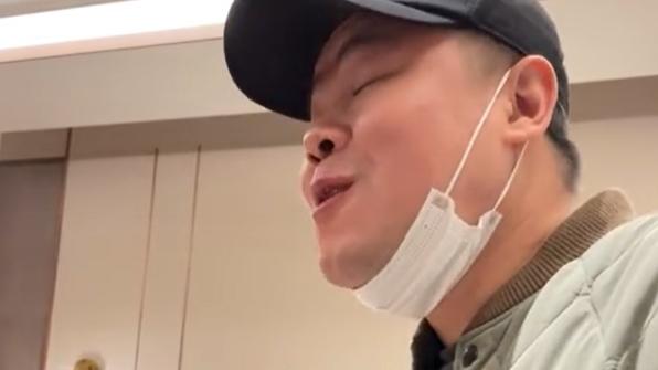 岳云鹏|岳云鹏老婆晒俩女儿，长相和爸爸如复制粘贴，姐姐腿和手臂一样细