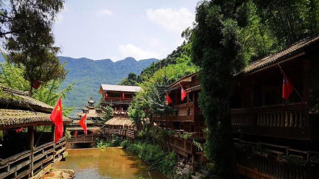 旅行|四川一古镇走红，凸显熊猫文化和川西民居风情特色，游客络绎不绝