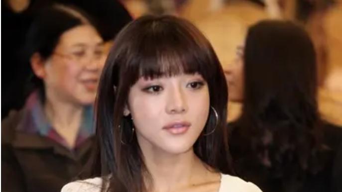 邓家佳|同样因爱情公寓而爆红，把邓家佳和娄艺潇放在一起，差距一目了然