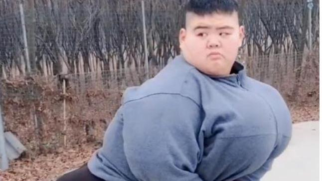 短发 485斤王浩楠复胖，赘皮明显，网友：这辈子就减肥了