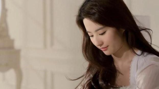 刘亦菲|刘亦菲真的没有一点点长的不好的，五官拆开看，每一个都很精致