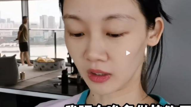 苗苗|苗苗穿拖鞋入院待产，郑恺携女陪同，从胎心率和婴儿服看出是儿子