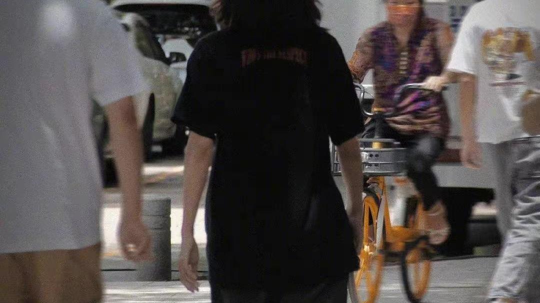 张小斐|张小斐新片高调开机！大咖给她做配角排场真大，她穿衣更时尚了