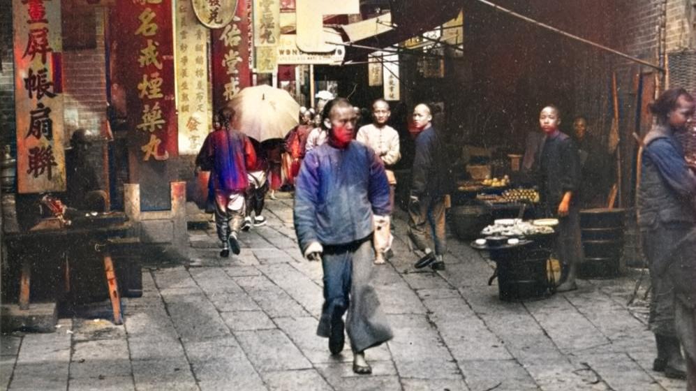 晚清老照片：男子街头耍双刀，紫禁城遍布杂草，女子穿铠甲