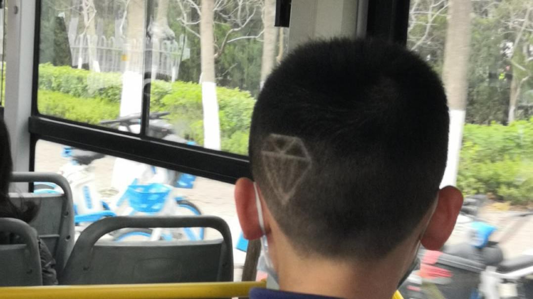 发型 8岁小男孩留什么发型酷？齐刘海短发很斯文，头发上做个笑脸很潮.