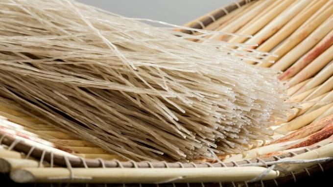 假粉条被315曝光了，如何辨别真假红薯粉？牢记“5别买”，不上当