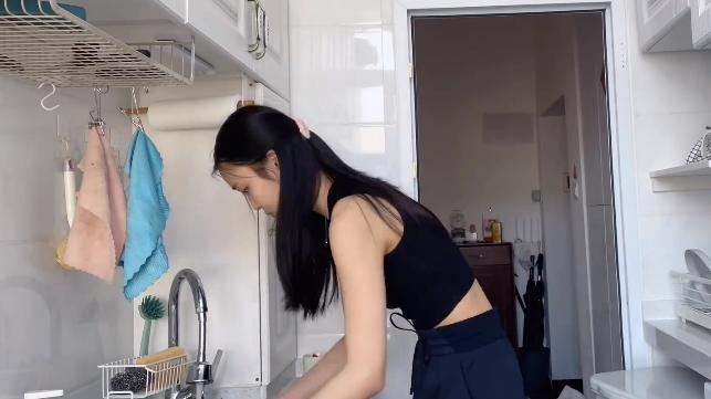 花滑|可爱！朱易素颜出镜，“女友视角”做面包，花滑宠粉第一人？