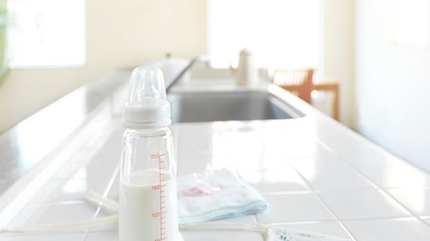冲泡婴儿奶粉，世卫建议不低于70℃的温度，但不少父母按奶粉罐来