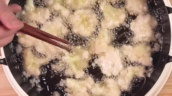 花椰菜|花椰菜这样吃还是第一次见，酸甜爽口，外焦里嫩，吃一次念念不忘