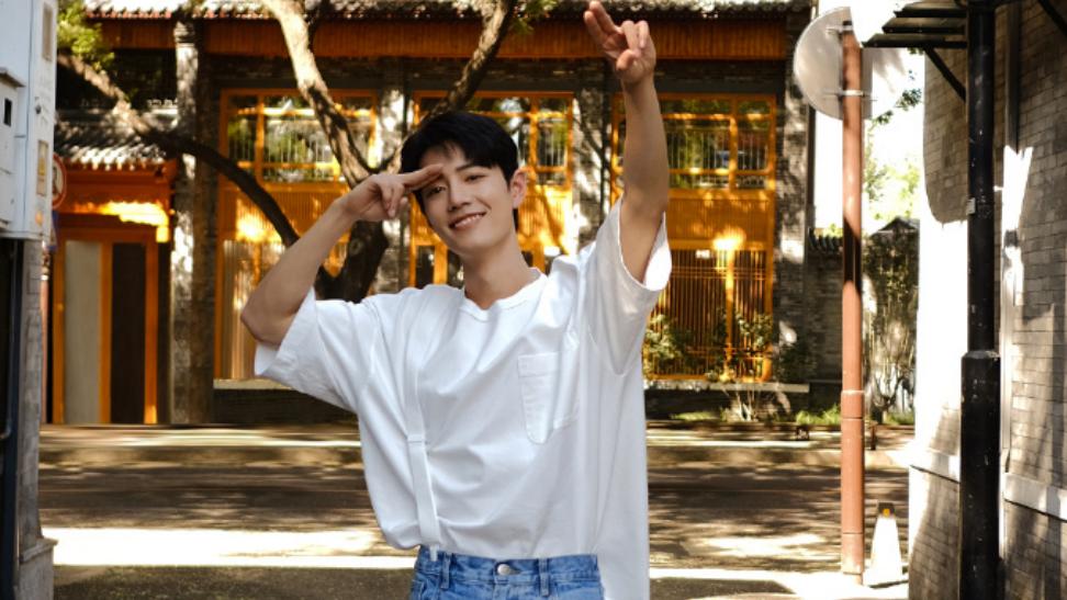 肖战|肖战的形象很受长辈们欢迎，很有礼貌，性格好，笑起来很好看