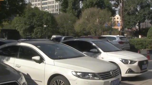 高楼瓷砖砸烂挡风玻璃，前去维权物业耍起无赖：天灾人祸不关我事