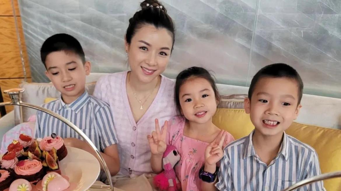 陈茵媺|陈茵媺和子女庆祝母亲节，满脸幸福笑容，母子四人同框画面有爱