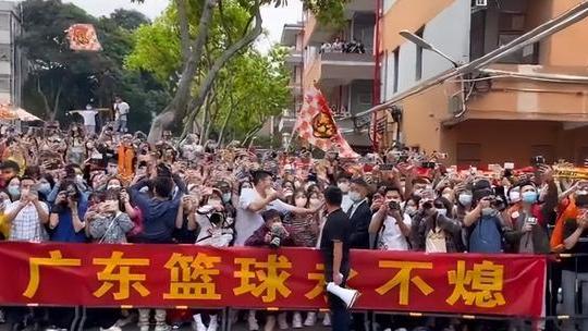 广东男篮|破防！广东卫冕失利回到东莞，数百球迷夹道欢迎，杜锋拿大喇叭致谢