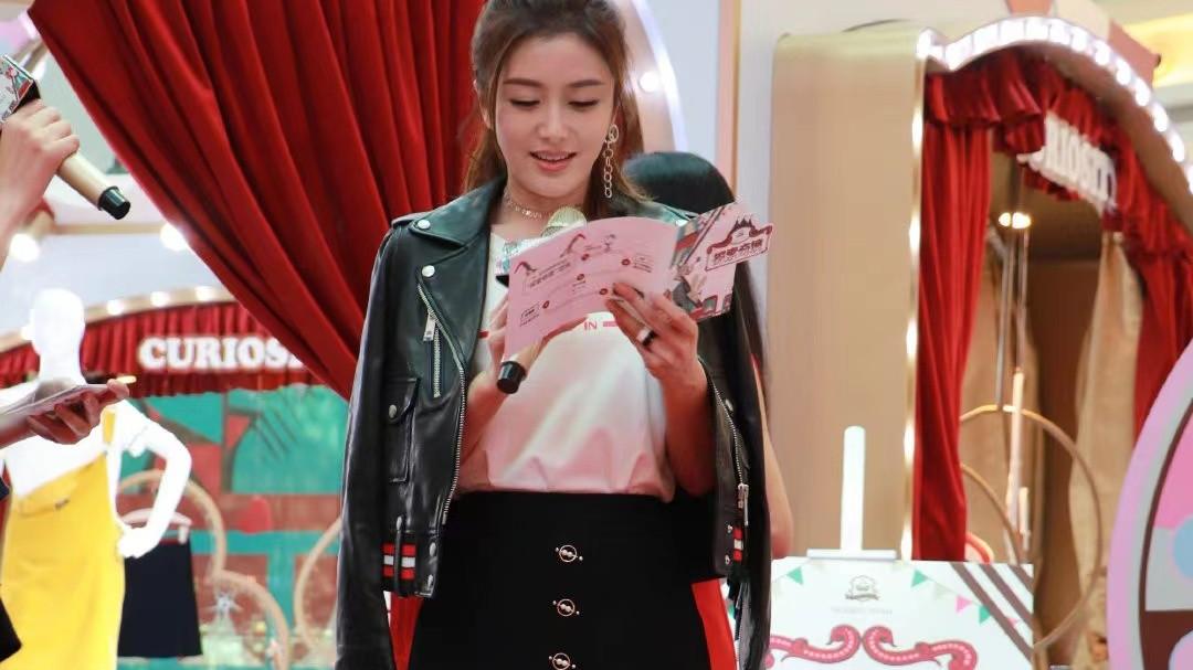 穿衣搭配|秦岚真是阿姨圈里的“顶流”，年过40还有少女身材，穿搭也很精致