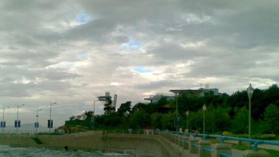 青岛市|青岛有一4A级海湾，红瓦、碧海、蓝天一应俱全，超有意境！