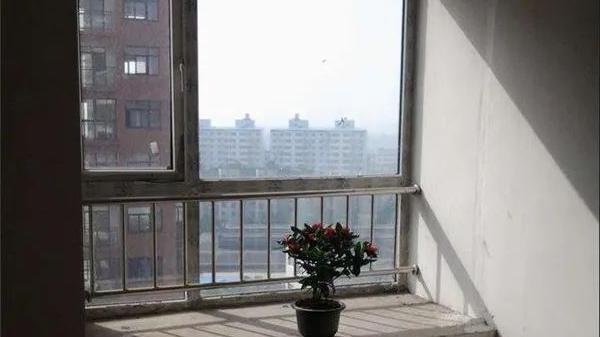 有经验的业主换门不换窗，开发商安装的窗户有3个好处，不能拆