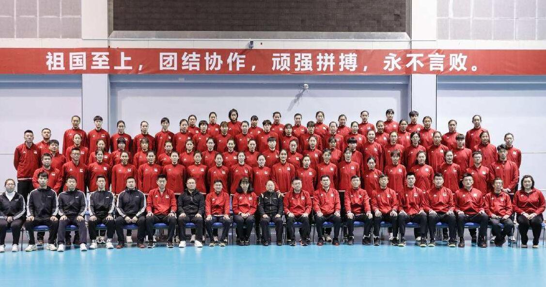 女排|中国女排被搅成一滩浑水！排协好心办坏事，主帅蔡斌坐立难安