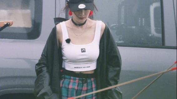 杨幂|《花少4》大幂幂真敢穿，俯身搭帐篷显好身材，走出霸总强悍步伐