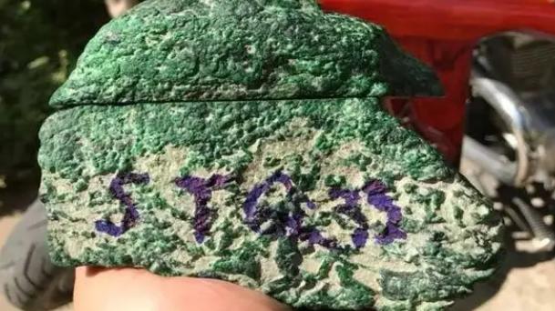 聊聊|大哥8000买进的浑身“爆色”的翡翠原石，想怼帝王绿，谁曾想现实给了他一个耳光