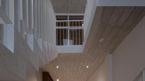 2天井搭建楼梯，将四层小楼拆分为二，190天井房不输带院别墅