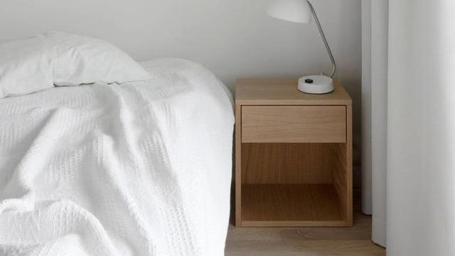 走进一对夫妇60㎡极简主义的家，全屋白色原木搭配，简直太干净了