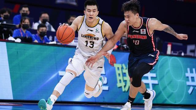 广东男篮|广东男篮补强喜从天降：2米25强将或加盟，续约问题朱芳雨留后手
