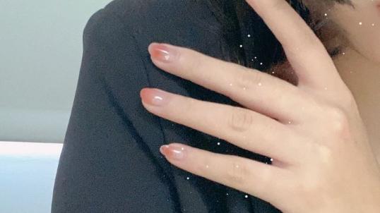 腮红|美丽就像是晨起的沐光，5月就让腮红甲来点缀我们的指尖吧