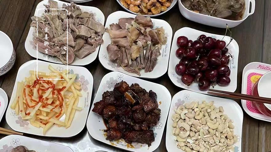 花椒|南方人年初一的晚餐发圈火了，网友：吃什么不重要，关键是仪式感！