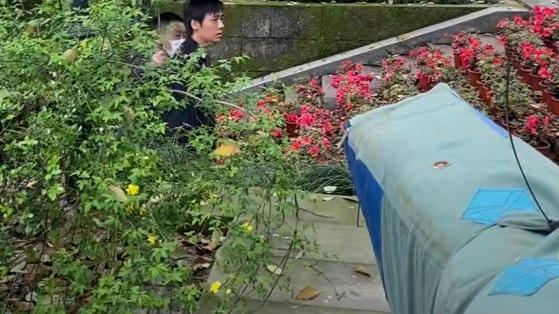 李易峰|浙江衢州：李易峰拍戏被网友偶遇，现场无人围观，剧组雨天都在拍