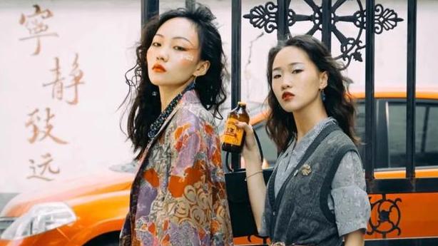 邵雨轩|疯产姐妹要单飞？邵雨轩穿“破棉拖”否认，“殷勤”给张小花做饭