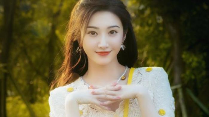 景甜|景甜： 学生装扮的她， 清纯和生活气息满满