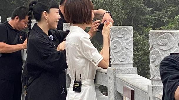 飞行员|52岁鲁豫和友人爬山被偶遇，腰细头大特征明显，脚踝比别人瘦一圈