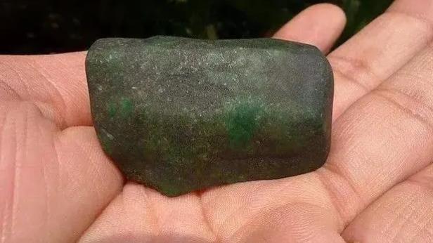 翡翠|帅哥花2800拿下的莫湾基翡翠原石，仅切了一刀，竟赢来全场欢呼？