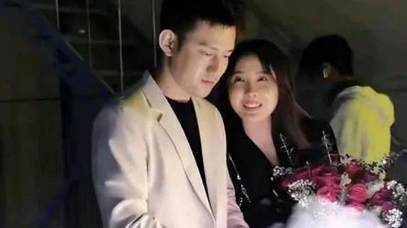 阿哲|阿哲晒老婆二胎孕照，不给两个儿子留家产，在他们18岁前把钱花光