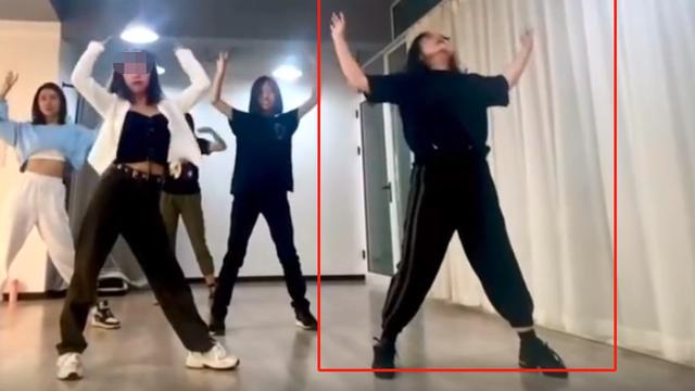 龚琳娜|46岁龚琳娜大跳热舞！穿宽领口上衣露香肩，累得脸部通红头发湿透