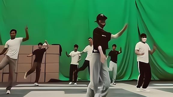 赵丽颖|赵丽颖变身刘畊宏女孩，带8名男员工跳健身操，体力跟不上受质疑