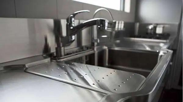 为什么石英石台面好看，但越来越多的人却选择冰冷的不锈钢台面？