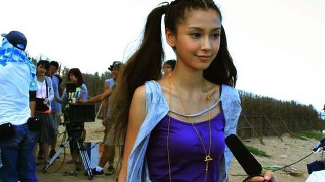 Angelababy|杨颖19岁工作照曝光，穿搭前卫身形饱满，坐在地上化妆平易近人