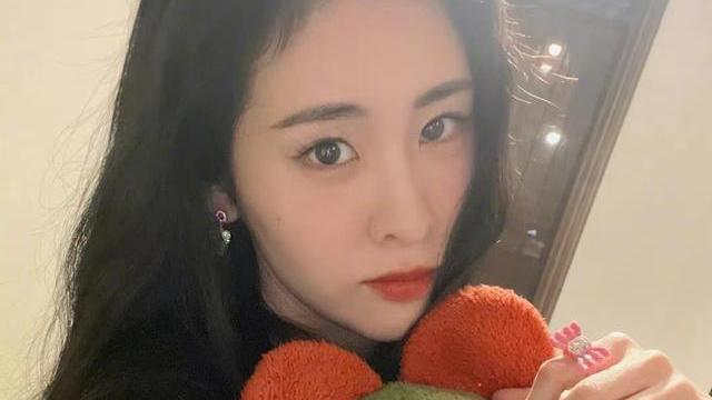 女孩|跟华晨宇未婚生女后，张碧晨晒出美照，网友表示无法理解！