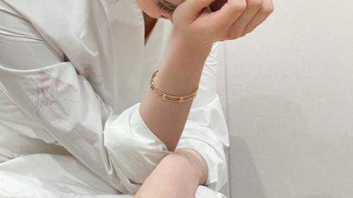 刘诗诗|刘诗诗一身白色长裙，好像一朵兰花，举手投足之间尽显高贵优雅。