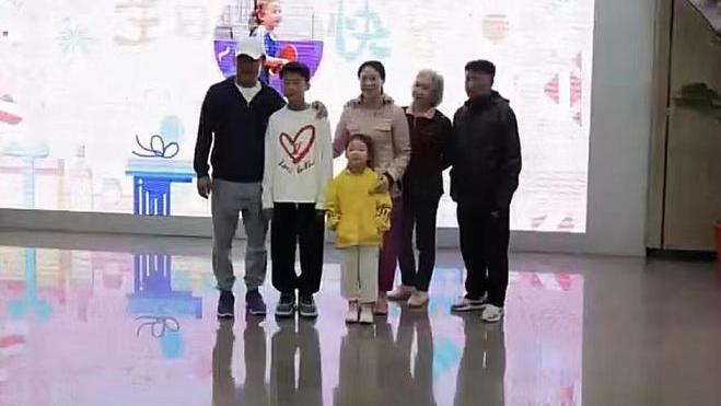 王楠|王楠为女儿庆生办运动会，陪笑笑踢足球，姥爷姥姥现身，三代同堂