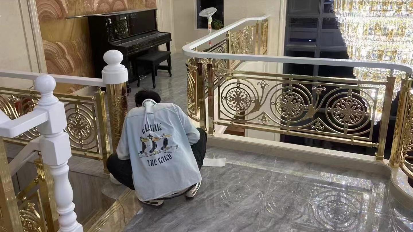 我叔叔家的别墅楼梯护栏好靓 欧式风铝艺雕刻镀金护栏