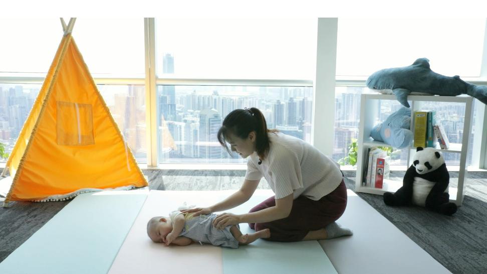 父母是否要帮助宝宝练习翻身呢