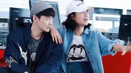 朱丹|周一围也有柔情一面，陪娃玩耍显慈父本色，朱丹刻意扮嫩显做作