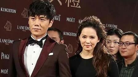 伊能静|伊能静保养得真绝！与小11岁秦昊同框看不出年龄差，姐弟恋太幸福