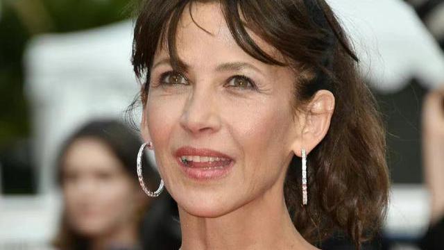 苏菲·玛索|55岁的苏菲玛索亮相戛纳红毯，满脸褶皱，网友：很老，但很美