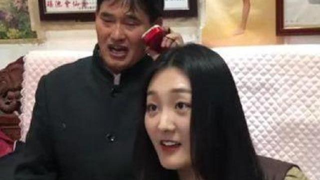 陈亚男|陈亚男放弃“公益助农”，在直播间卖电话卡，网友：还不死心？