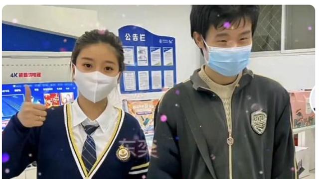 发型 托尼给韦神换“新发型”，颜值提升不少，女同学抢着和他合照