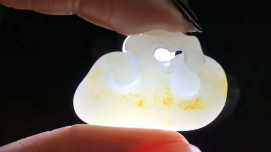 |和田玉原石切开后，边角料也可以充分利用，可做成小精品和珠子